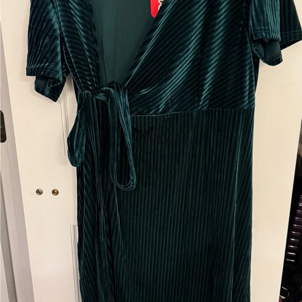 Elegant Green Velvet Wrap Dress